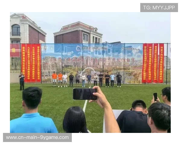 冠军球队球员参与社区文化活动促进城市体育文化建设,社区足球文化